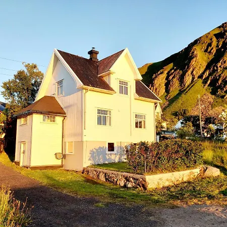 Solrik Beliggenhet I Lofotens Storste Fiskevaer Ballstad
