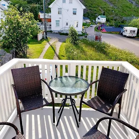 Solrik Beliggenhet I Lofotens Storste Fiskevaer *